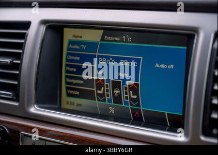 écran principal dans le tableau de bord de voiture moderne. écran du tableau de bord de la voiture Banque D'Images