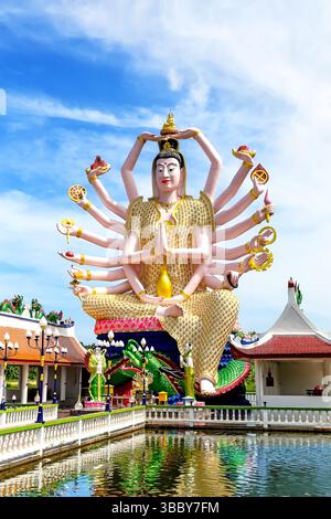 Grande belle statue de Guan Yin au temple Wat Plai Laem à Koh Samui, Thaïlande. Banque D'Images