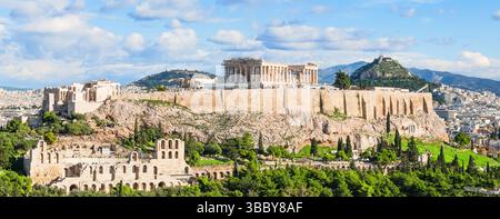 Vue panoramique d'Athènes et de la colline de l'Acropole par une journée ensoleillée en Grèce. Banque D'Images