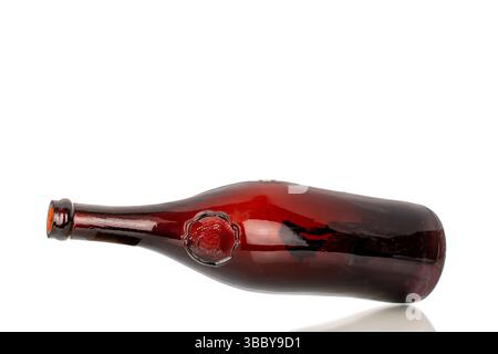 Une bouteille vide de vieux vin de collection, gros plan, isolé sur fond blanc. Banque D'Images