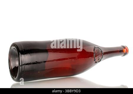Une bouteille vide de vieux vin de collection, gros plan, isolé sur fond blanc. Banque D'Images
