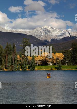 244 pêche dans les eaux ondulantes du lac Beauvert -magnifique lac vert- à côté du terrain de golf, Sirdar Mountain à l'arrière. Jasper NP-Alberta-Canada. Banque D'Images