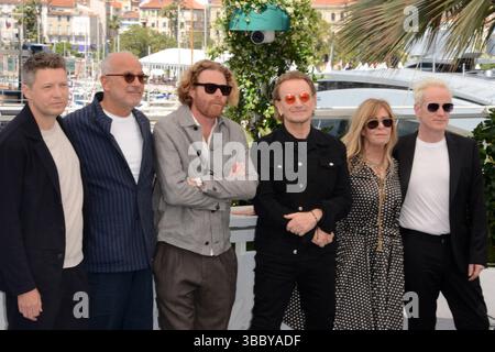 17 mai 2025, Cannes, France : CANNES, FRANCE - 17 MAI : (de gauche à droite) Lasse Jarvi, Jon Kamen, Erik Messerschmidt, Bono, Dede Gardner et Jacknife Lee posent lors de l'appel photo ''Bono : Stories of Surrender'' au 78e Festival de Cannes au Palais des Festivals le 17 mai 2025 à Cannes, France. (Crédit image : © Frederick Injimbert/ZUMA Press Wire) USAGE ÉDITORIAL SEULEMENT ! Non destiné à UN USAGE commercial ! Banque D'Images