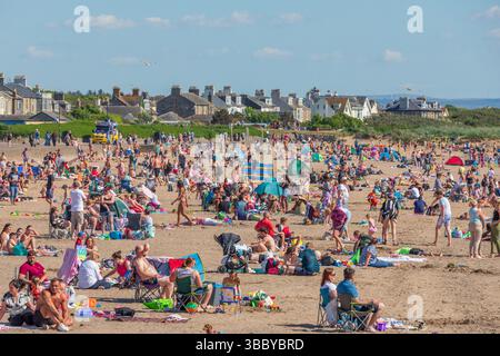 Troon, Royaume-Uni. 17 mai 2025. Le temps chaud et ensoleillé avec des températures allant jusqu'à 28C, a attiré des milliers de personnes à South Beach, Troon sur le Firth of Clyde, côte Ayrshire, sud-ouest de l'Écosse, Royaume-Uni . Crédit : Findlay/Alamy Live News Banque D'Images