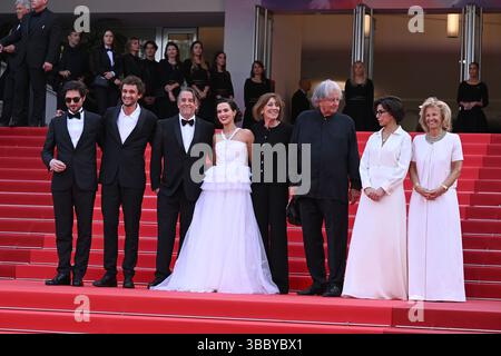 (De gauche à droite) Guillaume Marbeck, Aubry Dullin, Richard Linklater, Zoey Deutch, Laurent Petin, Michele Halberstadt, Rachida Dati et la Présidente de Cannes Iris Knobloch assistent à la première de Nouvelle vague au 78ème Festival de Cannes, France. Date de la photo : samedi 17 mai 2025. Banque D'Images