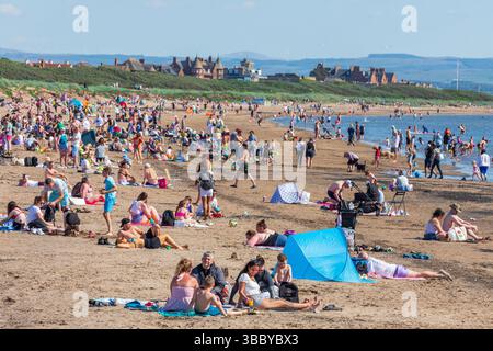 Troon, Royaume-Uni. 17 mai 2025. Le temps chaud et ensoleillé avec des températures allant jusqu'à 28C, a attiré des milliers de personnes à South Beach, Troon sur le Firth of Clyde, côte Ayrshire, sud-ouest de l'Écosse, Royaume-Uni . Crédit : Findlay/Alamy Live News Banque D'Images