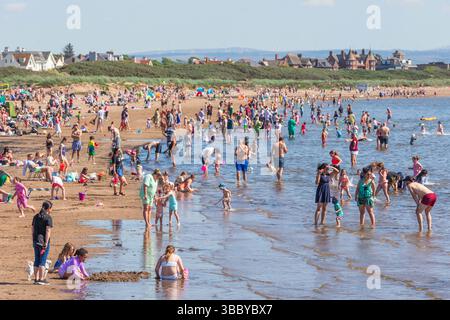 Troon, Royaume-Uni. 17 mai 2025. Le temps chaud et ensoleillé avec des températures allant jusqu'à 28C, a attiré des milliers de personnes à South Beach, Troon sur le Firth of Clyde, côte Ayrshire, sud-ouest de l'Écosse, Royaume-Uni . Crédit : Findlay/Alamy Live News Banque D'Images