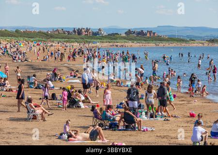 Troon, Royaume-Uni. 17 mai 2025. Le temps chaud et ensoleillé avec des températures allant jusqu'à 28C, a attiré des milliers de personnes à South Beach, Troon sur le Firth of Clyde, côte Ayrshire, sud-ouest de l'Écosse, Royaume-Uni . Crédit : Findlay/Alamy Live News Banque D'Images