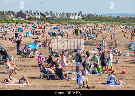 Troon, Royaume-Uni. 17 mai 2025. Le temps chaud et ensoleillé avec des températures allant jusqu'à 28C, a attiré des milliers de personnes à South Beach, Troon sur le Firth of Clyde, côte Ayrshire, sud-ouest de l'Écosse, Royaume-Uni . Crédit : Findlay/Alamy Live News Banque D'Images