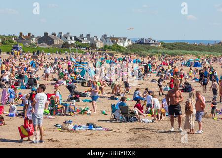 Troon, Royaume-Uni. 17 mai 2025. Le temps chaud et ensoleillé avec des températures allant jusqu'à 28C, a attiré des milliers de personnes à South Beach, Troon sur le Firth of Clyde, côte Ayrshire, sud-ouest de l'Écosse, Royaume-Uni . Crédit : Findlay/Alamy Live News Banque D'Images