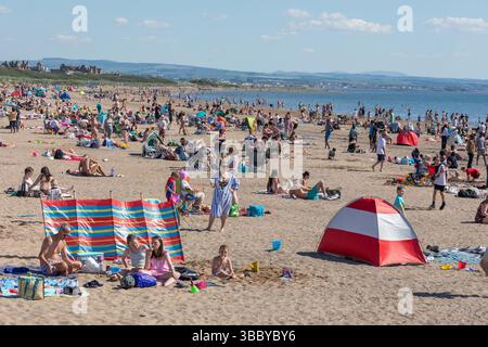 Troon, Royaume-Uni. 17 mai 2025. Le temps chaud et ensoleillé avec des températures allant jusqu'à 28C, a attiré des milliers de personnes à South Beach, Troon sur le Firth of Clyde, côte Ayrshire, sud-ouest de l'Écosse, Royaume-Uni . Crédit : Findlay/Alamy Live News Banque D'Images