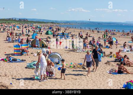 Troon, Royaume-Uni. 17 mai 2025. Le temps chaud et ensoleillé avec des températures allant jusqu'à 28C, a attiré des milliers de personnes à South Beach, Troon sur le Firth of Clyde, côte Ayrshire, sud-ouest de l'Écosse, Royaume-Uni . Crédit : Findlay/Alamy Live News Banque D'Images