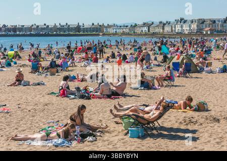 Troon, Royaume-Uni. 17 mai 2025. Le temps chaud et ensoleillé avec des températures allant jusqu'à 28C, a attiré des milliers de personnes à South Beach, Troon sur le Firth of Clyde, côte Ayrshire, sud-ouest de l'Écosse, Royaume-Uni . Crédit : Findlay/Alamy Live News Banque D'Images
