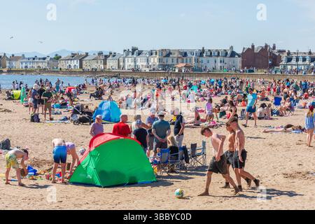 Troon, Royaume-Uni. 17 mai 2025. Le temps chaud et ensoleillé avec des températures allant jusqu'à 28C, a attiré des milliers de personnes à South Beach, Troon sur le Firth of Clyde, côte Ayrshire, sud-ouest de l'Écosse, Royaume-Uni . Crédit : Findlay/Alamy Live News Banque D'Images