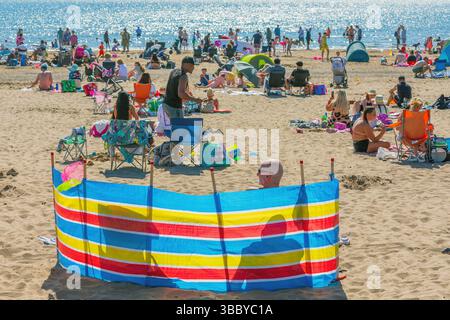 Troon, Royaume-Uni. 17 mai 2025. Le temps chaud et ensoleillé avec des températures allant jusqu'à 28C, a attiré des milliers de personnes à South Beach, Troon sur le Firth of Clyde, côte Ayrshire, sud-ouest de l'Écosse, Royaume-Uni . Crédit : Findlay/Alamy Live News Banque D'Images