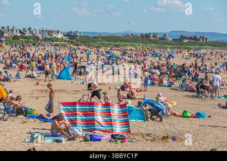Troon, Royaume-Uni. 17 mai 2025. Le temps chaud et ensoleillé avec des températures allant jusqu'à 28C, a attiré des milliers de personnes à South Beach, Troon sur le Firth of Clyde, côte Ayrshire, sud-ouest de l'Écosse, Royaume-Uni . Crédit : Findlay/Alamy Live News Banque D'Images