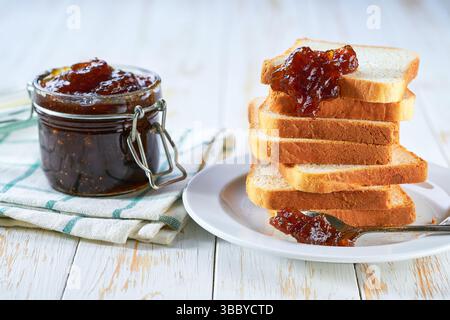 figues confiture sandwichs ou toasts sur fond de bois clair. Banque D'Images