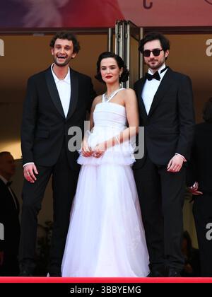 Cannes, Cannes. 17 mai 2025. Soirée 5 - tapis rouge du film “Nouvelle vague”. Sur la photo Aubry Dullin, Zoey Deutch, Guillaume Marbeck crédit : Independent photo Agency/Alamy Live News Banque D'Images