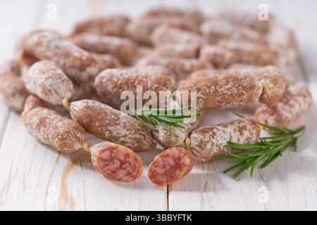 chorizo mini, porc épicé fermenté saucisses de salami séchées fermentées à sec de gros plan sur une table en bois. Banque D'Images