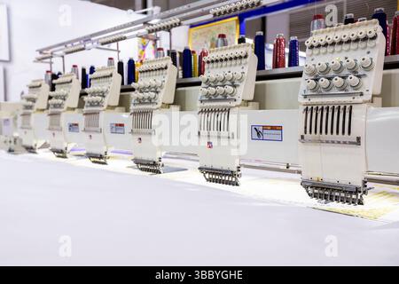 - Textile machine à broder professionnelle et industrielle. Broderie Machine à broder est un processus par lequel une machine à coudre ou à broder je Banque D'Images