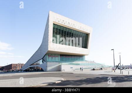 LIVERPOOL, ROYAUME-UNI - 3 MAI 2025. L'extérieur de l'architecture contemporaine du Musée de Liverpool à Pier Head dans les Docks sont de la ville de Liv Banque D'Images