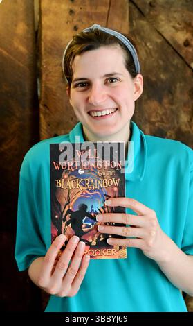 Rachael Brooker avec son livre auto-publié qui a pris 17 ans dans la réalisation, appelé Will Worthington and the Black Rainbow. Vous ne regarderez plus jamais les ananas de la même manière. Crédit photo : Robert Timoney/Alamy Live News Banque D'Images