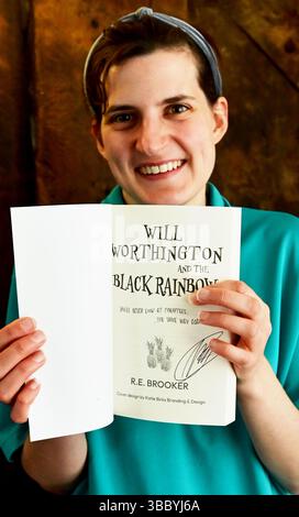 Rachael Brooker avec son livre auto-publié qui a pris 17 ans dans la réalisation, appelé Will Worthington and the Black Rainbow. Vous ne regarderez plus jamais les ananas de la même manière. Crédit photo : Robert Timoney/Alamy Live News Banque D'Images