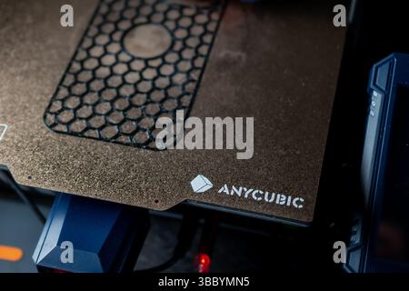 Jurmala, Lettonie - 10.05 2025 : impression du modèle avec l'imprimante 3D Anycubic Kobra 2 PRO. Processus d'impression 3D en cours avec une imprimante de haute qualité dans un Banque D'Images