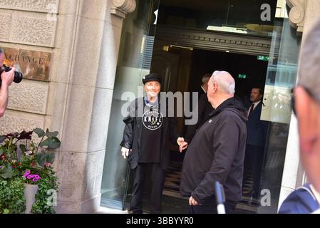 Nils Lofgren (au centre), membre du E Street Band, quitte l'hôtel Stock Exchange où Bruce Springsteen séjourne pendant qu'il donne des concerts avec le E Street Band à la Co-op Live Arena de Manchester, Royaume-Uni ; 17 mai 2025. Nils Hilmer Lofgren est un musicien de rock américain, artiste et auteur-compositeur. Banque D'Images