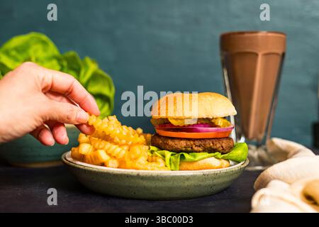 Hamburger avec frites et milk-shake au chocolat Banque D'Images