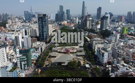 Ho Chi Minh-ville, Vietnam - 23 décembre 2022 : vue aérienne du parc du 23 septembre dans le district 1, Saigon. La tour Stark Bitexco est vue en arrière-plan. Banque D'Images