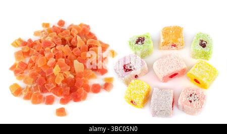 Fruits secs et bonbons orientaux isolés sur fond blanc. Collage. Photo grand angle. Banque D'Images