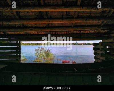 Vue à travers le hangar à bateaux jusqu'à la mer Baltique Banque D'Images