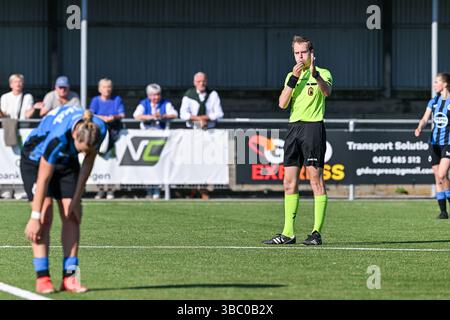 Aalter, Belgique. 17 mai 2025. Arbitre Bernd Vandenbussche terminant le match de football féminin entre le Club Brugge Dames YLA et la Standard Femina de Liege le 6 ème jour des Champions Play off de la saison 2024 - 2025 de la Super League belge Lotto Womens, le samedi 17 mai 2025 à Aalter, BELGIQUE . Crédit : Sportpix/Alamy Live News Banque D'Images