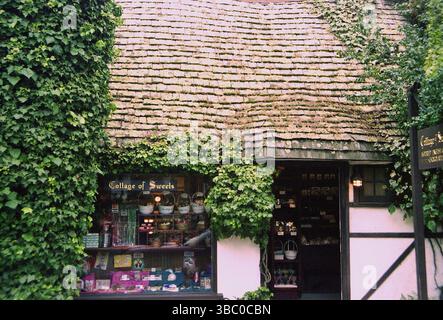 Carmel by the Sea, CA, USA, approx. 1992. Vue extérieure du Cottage of Sweets. Banque D'Images