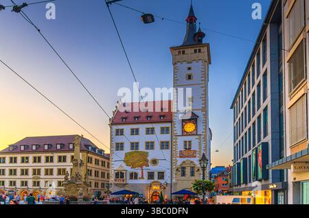 Wurzburg, Allemagne, 13 juillet 2024 : Grafeneckart maison avec tour de l'horloge de l'hôtel de ville Rathaus et les touristes de personnes marchant dans la vieille ville Wurzburg historique Banque D'Images