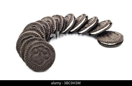Oreo comme sandwich biscuits au chocolat, isolé sur blanc Banque D'Images