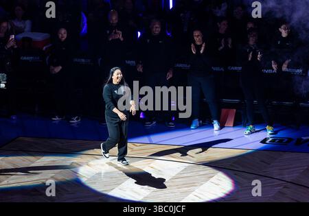 16 mai 2025 San Francisco CA, États-Unis L'introduction de l'entraîneur-chef des Golden State Valkyries Natalie Nakasa avant le match d'ouverture à domicile de la première saison des WNBA Valkyries entre l A Sparks et les Golden State Valkyries au Chase Center San Francisco Calif. Thurman James/CSM Banque D'Images
