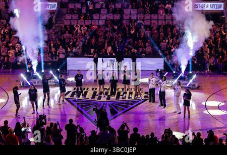 16 mai 2025 San Francisco CA, États-Unis L'introduction de l'entraîneur-chef des Golden State Valkyries Natalie Nakasa et de l'équipe avant le match d'ouverture à domicile de la première saison des WNBA Valkyries entre l A Sparks et les Golden State Valkyries au Chase Center San Francisco Calif. Thurman James/CSM Banque D'Images