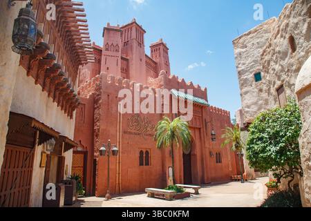 Une rue avec des bâtiments typiques dans le pavillon Maroc au parc d'attractions Epcot, Disney World, Orlando, Floride. Banque D'Images