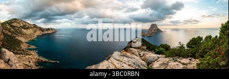 Vue imprenable sur l'île es Vedra depuis les falaises d'Ibizas Banque D'Images