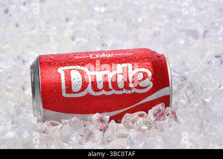 IRVINE, CALIFORNIE - 16 MAI 2025 : une canette de Coca-Cola dans un lit de glace avec MEC sur l'étiquette, une promotion Coca-Cola avec des dictons et des noms imprimés sur la CA Banque D'Images