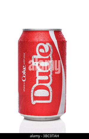 IRVINE, CALIFORNIE - 16 MAI 2025 : une canette de Coca-Cola avec MEC sur l'étiquette, une promotion Coca-Cola avec des dictons et des noms imprimés sur la canette. Banque D'Images