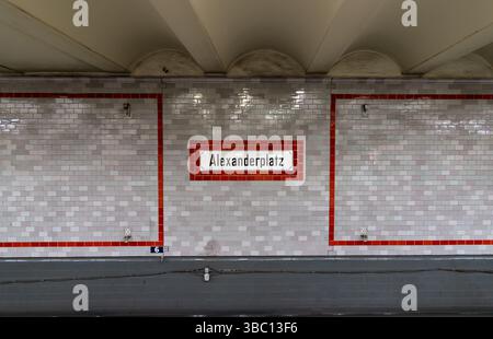 Plaque à la station de métro Alexanderplatz à Berlin, montée sur un mur carrelé au-dessus des voies à l'intérieur du tunnel U-Bahn. Banque D'Images