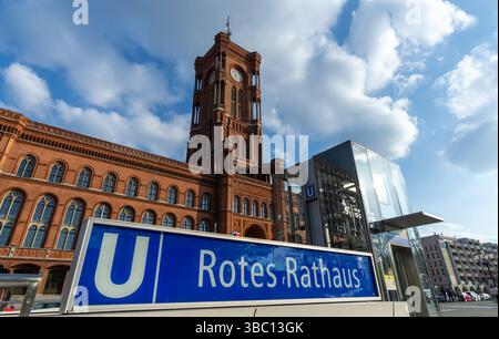 Entrée à la station de U-Bahn Rotes Rathaus de Berlin avec l'historique Hôtel de ville rouge (Rotes Rathaus) en arrière-plan. Banque D'Images