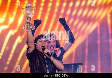 Bâle, Suisse. 18 mai 2025. JJ de l'Autriche remporte la finale du 69e concours Eurovision de la chanson avec la chanson 'Wasted Love' et célèbre sur scène avec le vainqueur de l'année dernière Nemo (back) lors de la grande finale du 69e concours Eurovision de la chanson (ESC 2025) au salon Jakobshalle. Crédit : Jens Büttner/dpa/Alamy Live News Banque D'Images