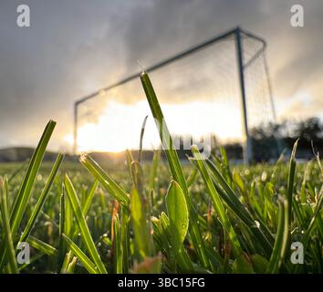 But de football au coucher du soleil avec lumière brillante dans le fond, tir à faible angle, San Ramon, San Francisco, États-Unis Banque D'Images