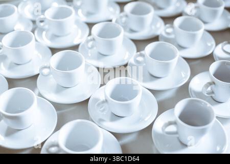 Motif simple composé de tasses de café vides dans le buffet du restaurant Banque D'Images