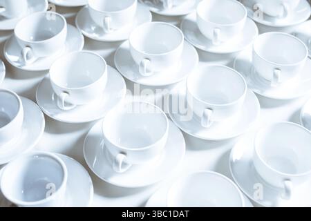 Motif simple composé de tasses de café vides dans le buffet du restaurant Banque D'Images