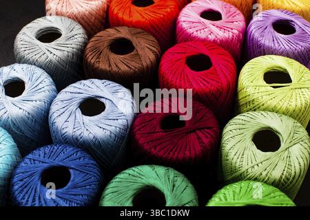 Boules colorées de fil à tricoter. Écheveaux de fil Banque D'Images